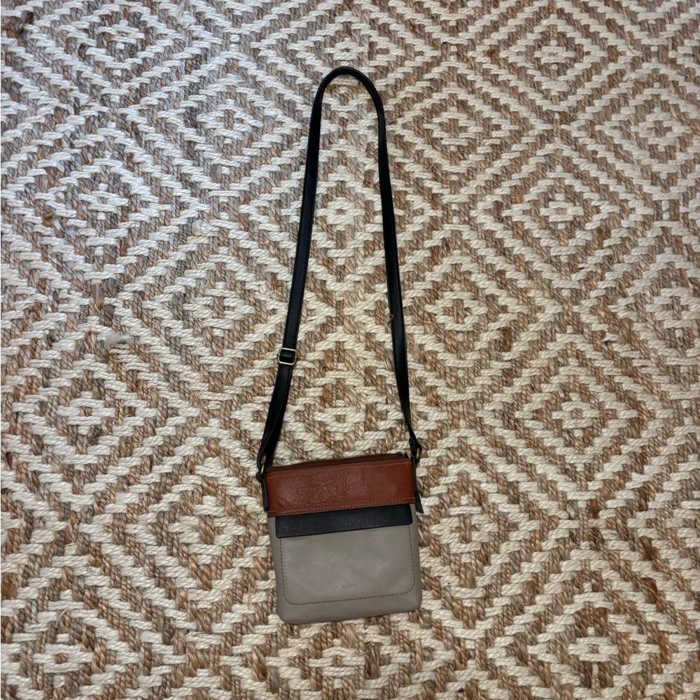 Fossil Cross Body purse , Black, Gray, and Brown colored.